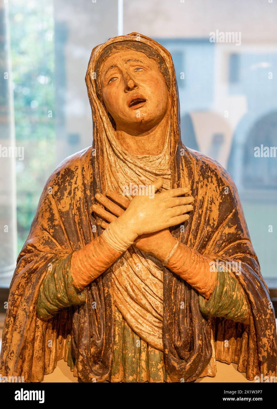 Religiöse mittelalterliche Statue, die die verzweifelte Jungfrau Maria repräsentiert Stockfoto