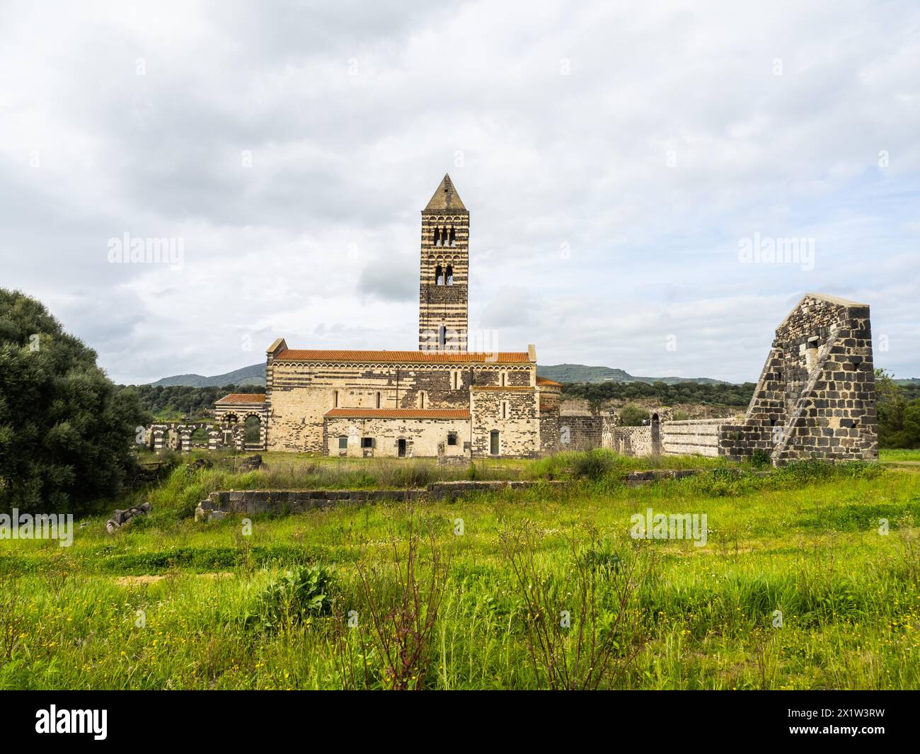 Abteikirche Santissima Trinita di Saccargia des zerstörten Klosters Camaldolese, in der Nähe von Codrongianos, Provinz Sassari, Sardinien, Italien Stockfoto