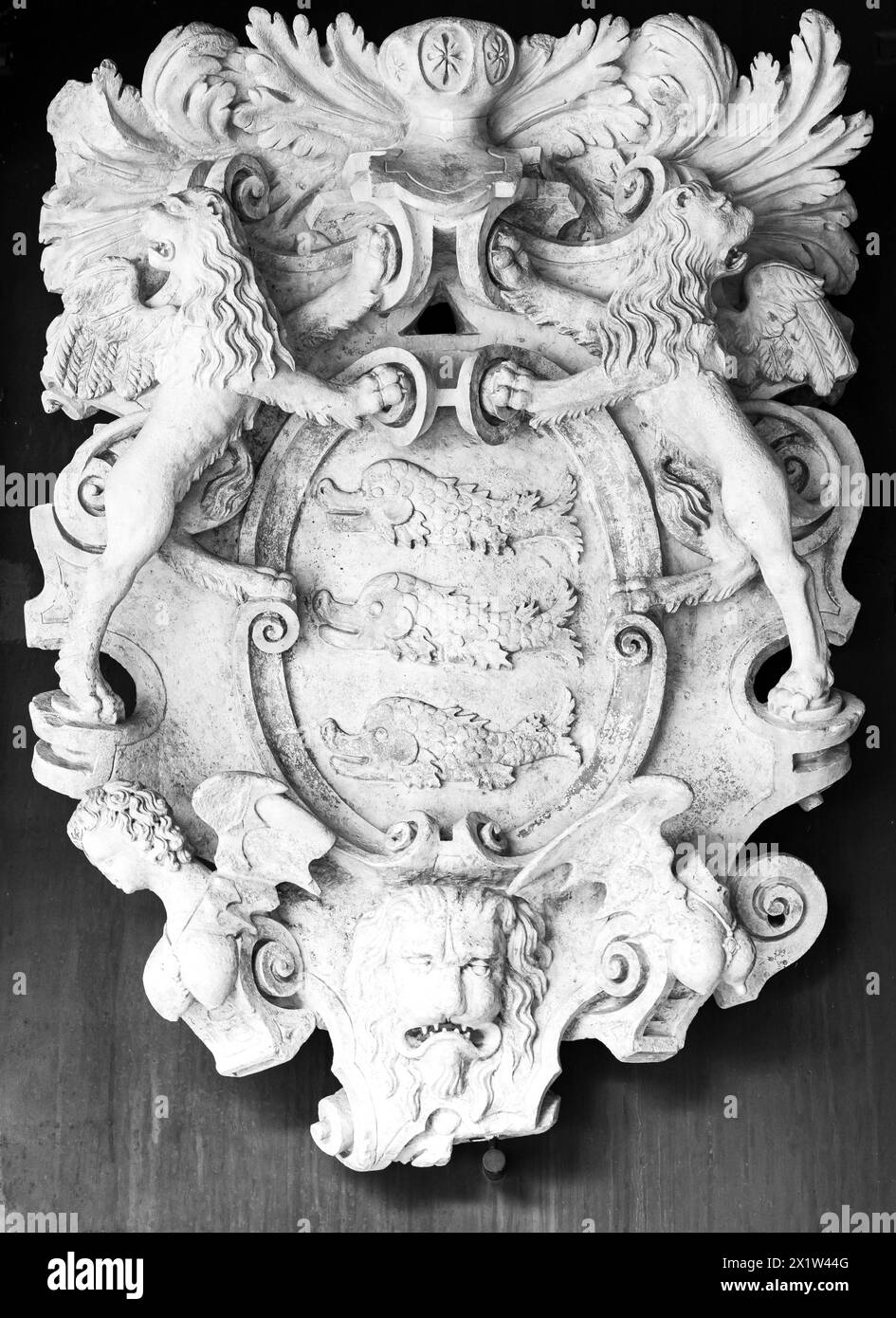 Schwarz-weiß-Foto des mittelalterlichen italienischen Wappens in Marmor Stockfoto