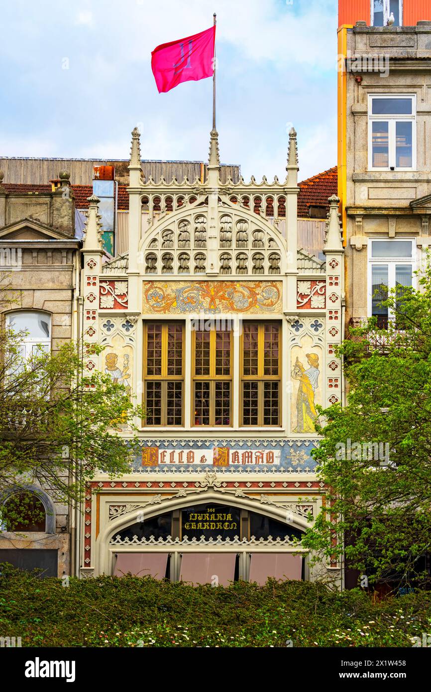 Fassade des berühmten Buchhandels Livraria Lello & Irmão, vor der Prac de Lisboa i Porto. Portugal. Befindet sich in der Gemeinde Cedofeita, Santo Ildefonso, Sé, Stockfoto