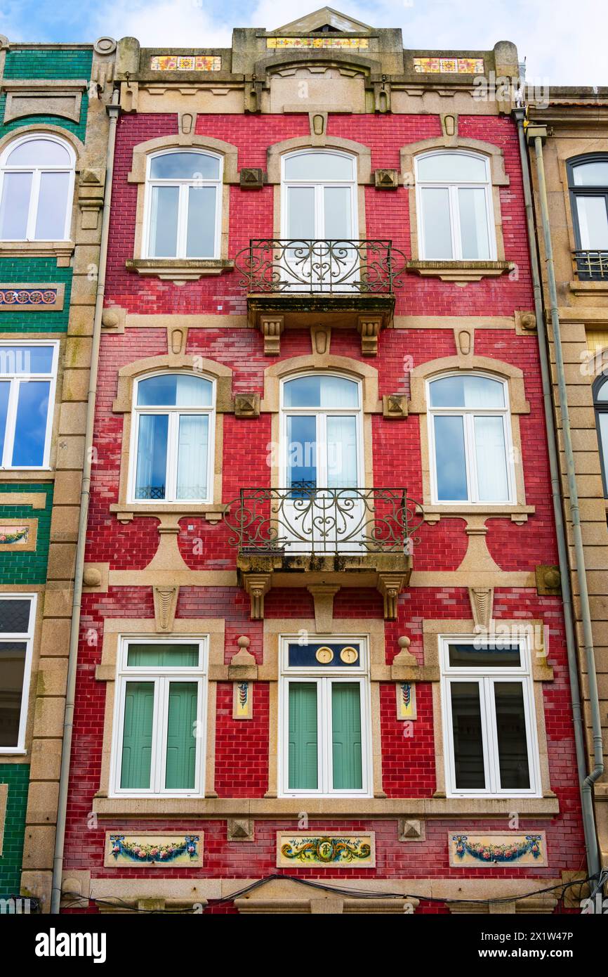 Wunderschöne Jugendstilfassade des Hauses im historischen Zentrum von Porto, Portugal. Stockfoto