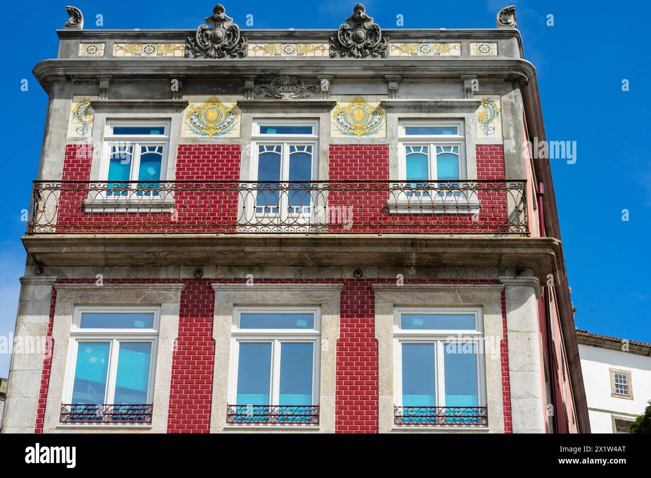 Wunderschöne Jugendstilfassade des Hauses im historischen Zentrum von Porto, Portugal. Stockfoto
