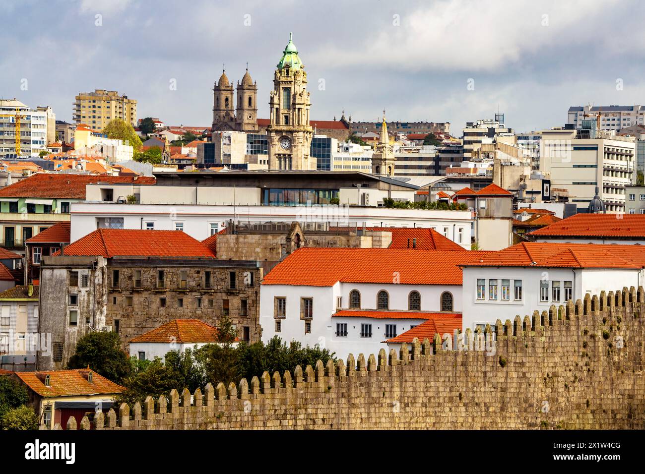 Farbenfrohe Stadtlandschaft des historischen Zentrums von Porto mit Dächern und Kirchtürmen. Portugal. Stockfoto