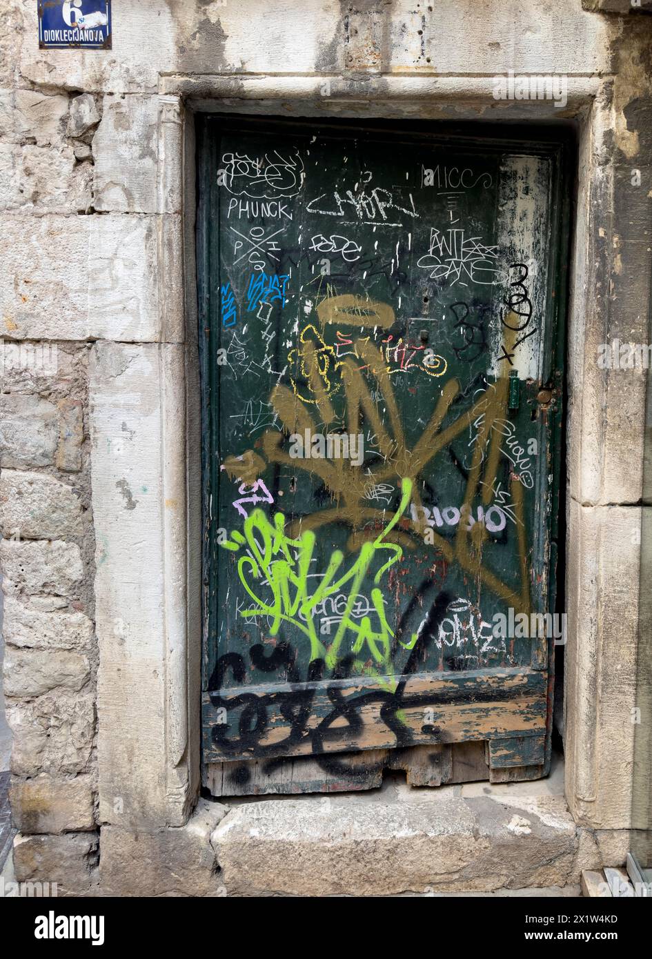 Graffiti-überdachte Tür in einem Steingebäude, Split, Dalmatien, Kroatien Stockfoto