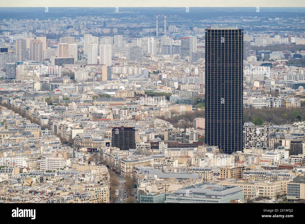 Blick von der Höhe des Eiffelturms auf den Montparnasse-Turm, Paris, Frankreich Stockfoto