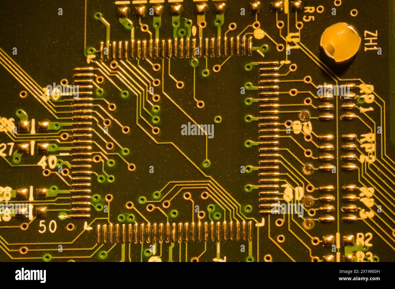 Nahaufnahme von Mikrochip, silbernen Lötpunkten und Linien auf einer vergoldeten elektronischen Computerplatine, Studio Composition, Quebec, Kanada Stockfoto