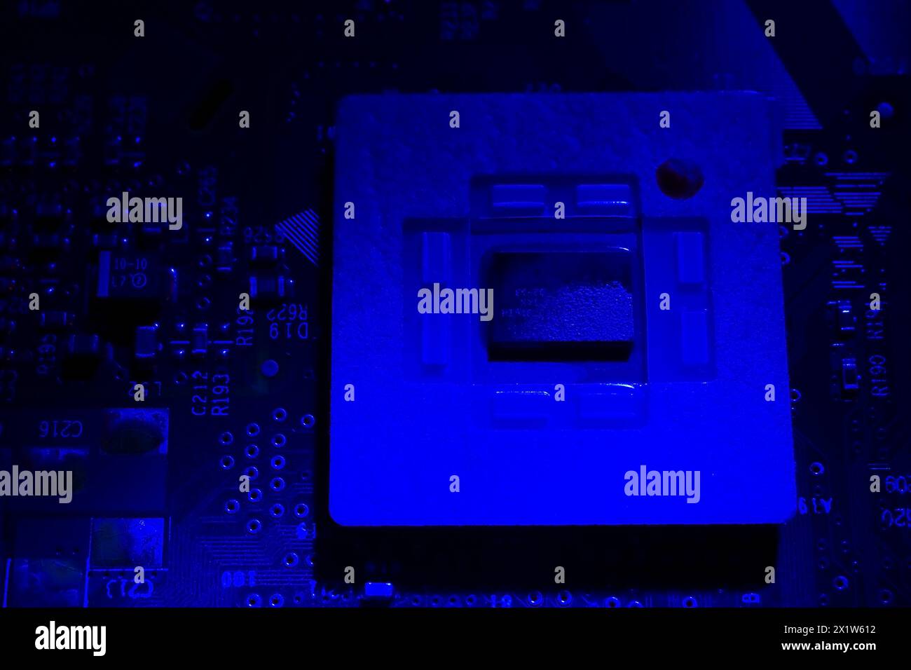 Nahaufnahme eines blau beleuchteten Mikrochips auf elektronischer Computerplatine, Studio Composition, Quebec, Kanada Stockfoto