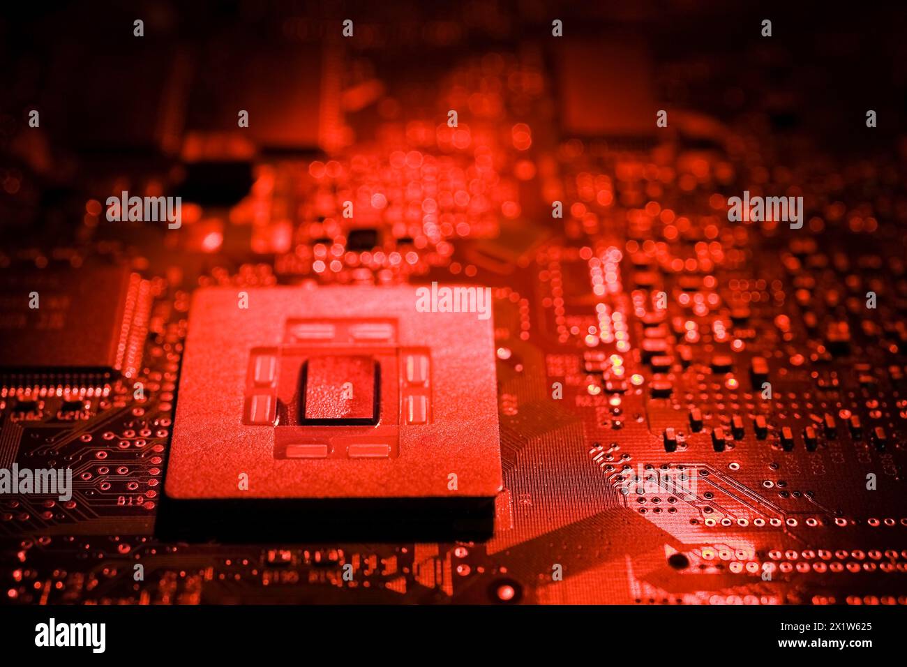 Nahaufnahme eines rot beleuchteten Mikrochips auf elektronischer Computerplatine, Studio Composition, Quebec, Kanada Stockfoto