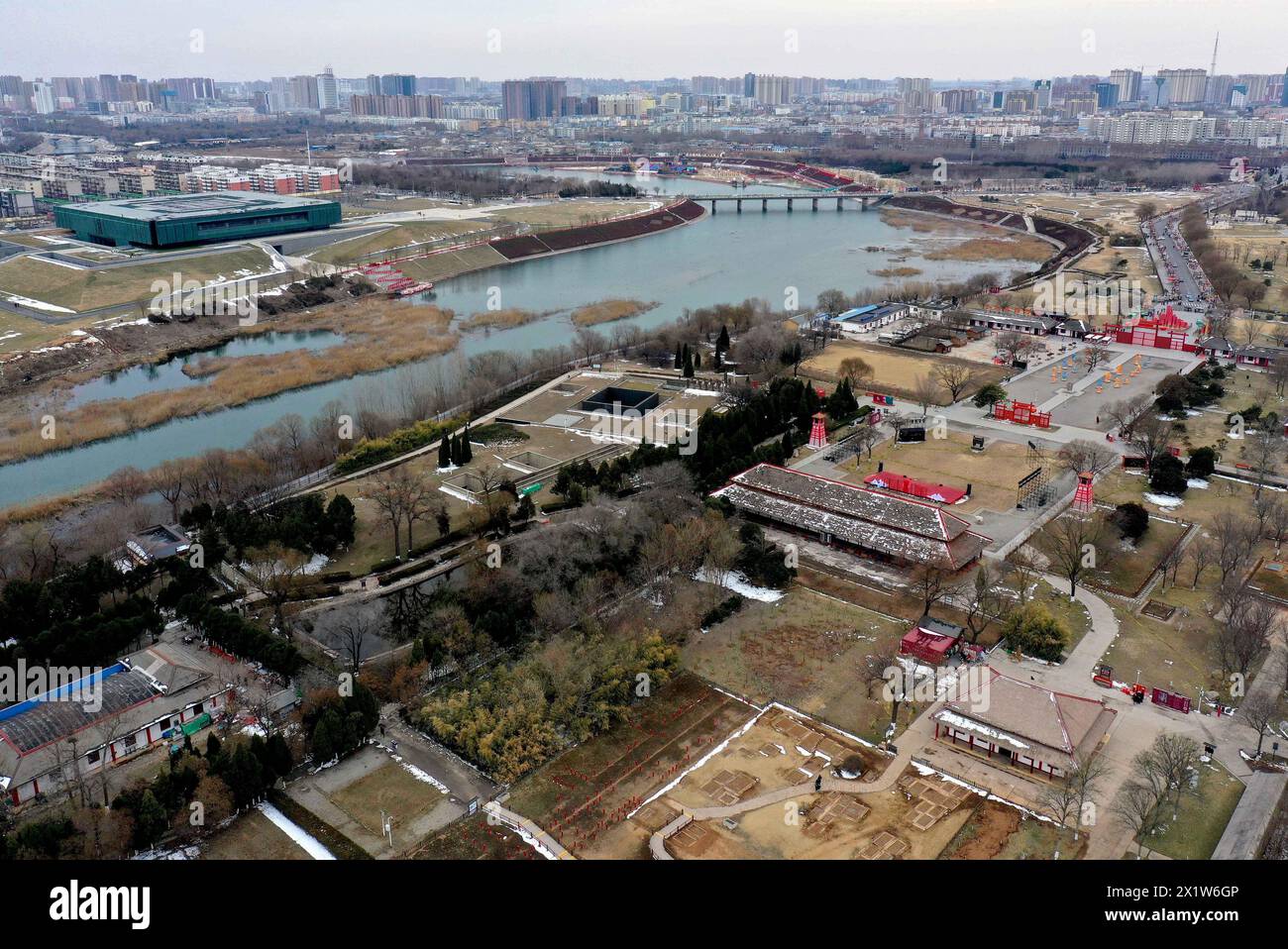 (240418) -- PEKING, 18. April 2024 (Xinhua) -- ein Luftdrohnenfoto vom 23. Februar 2024 zeigt den Palast und die königlichen Ahnenschreine in der Gegend der Yin-Ruinen (R) und das neue Gebäude des Yinxu-Museums in Anyang, Zentralchinas Provinz Henan. Luxor, die antike Stadt Theben in Südägypten, war die Hauptstadt der Pharaonen auf dem Höhepunkt ihrer Macht während des Neuen Königreichs vom 16. Bis zum 11. Jahrhundert v. Chr.. Von vielen als das größte Freilichtmuseum der Welt angesehen, beherbergt es das berühmte Tutanchamun-Grab im Tal der Könige und die Ruinen des riesigen Karnak-Tempelkomplexes und Stockfoto