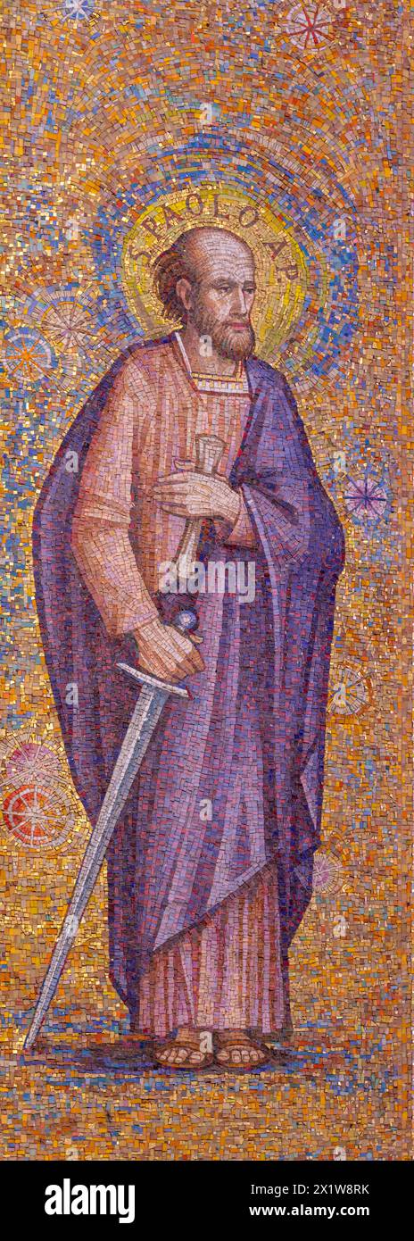 MAILAND, ITALIEN - 8. MÄRZ 2024: Das Mosaik von St. Paulus der Apostel in der Kirche Chiesa di Santi Quattro Evangelisti von Mario Zappettini aus 20. Cent. Stockfoto