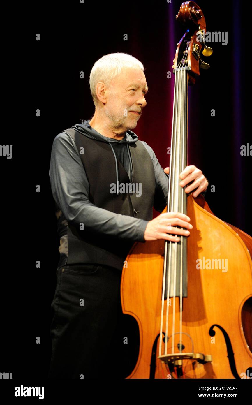 Der britische Jazz-Bassist Dave Holland im Oberhausener Ebertbad. Der britische Jazzbassist Dave Holland in Oberhausen. Oberhausen NRW DEUDEGERMANYDEUTSCHLANDALLEMAGNE Stockfoto