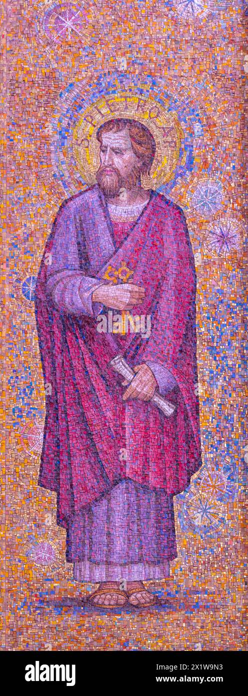 MAILAND, ITALIEN - 8. MÄRZ 2024: Das Mosaik von St. Peter der Apostel in der Kirche Chiesa di Santi Quattro Evangelisti von Mario Zappettini aus 20. Cent. Stockfoto