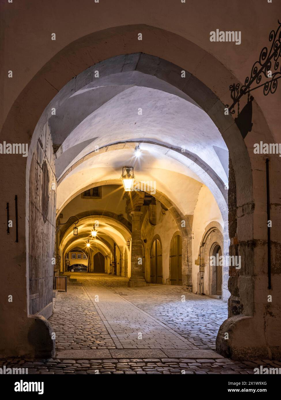 Innenhof im gotischen Teil des Rathauses bei Nacht, Portal und Durchgang mit Laternen, Rothenburg ob der Tauber, Mittelfranken Stockfoto