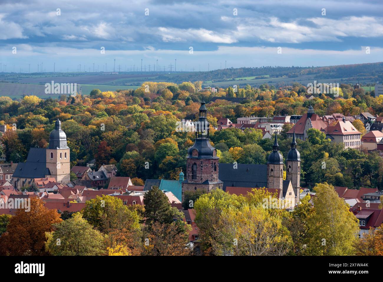 Blick auf Eisleben im Herbst, Stadtblick, Luthertaufe links, Andreas-Kirche rechts, Lutherstadt Eisleben, Sachsen-Anhalt, Deutschland Stockfoto