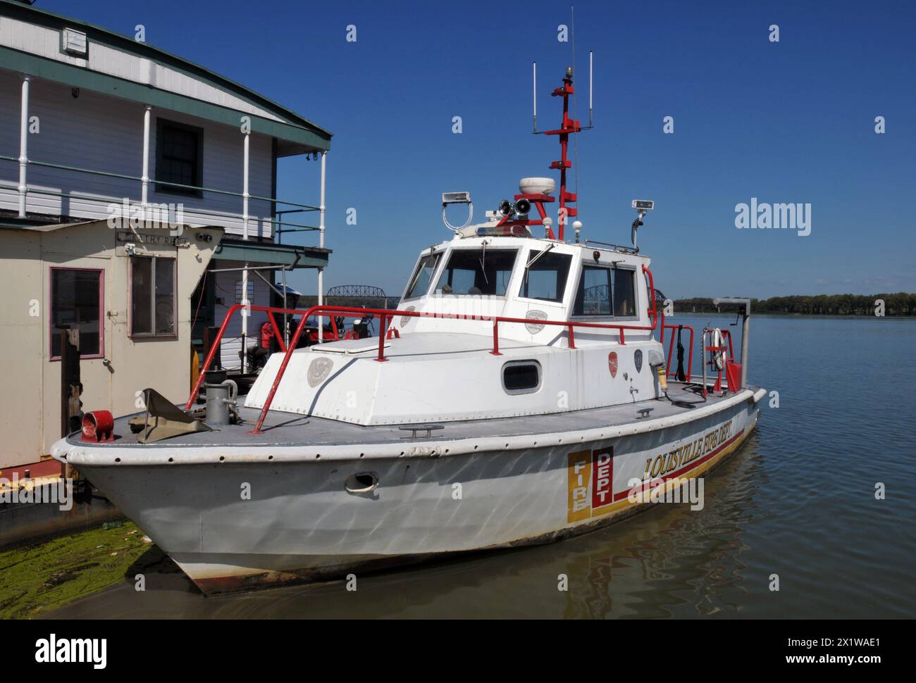 Ein Feuerwehrboot, das von der Louisville Fire Department betrieben wird, liegt am Ohio River in der Innenstadt von Louisville. Stockfoto