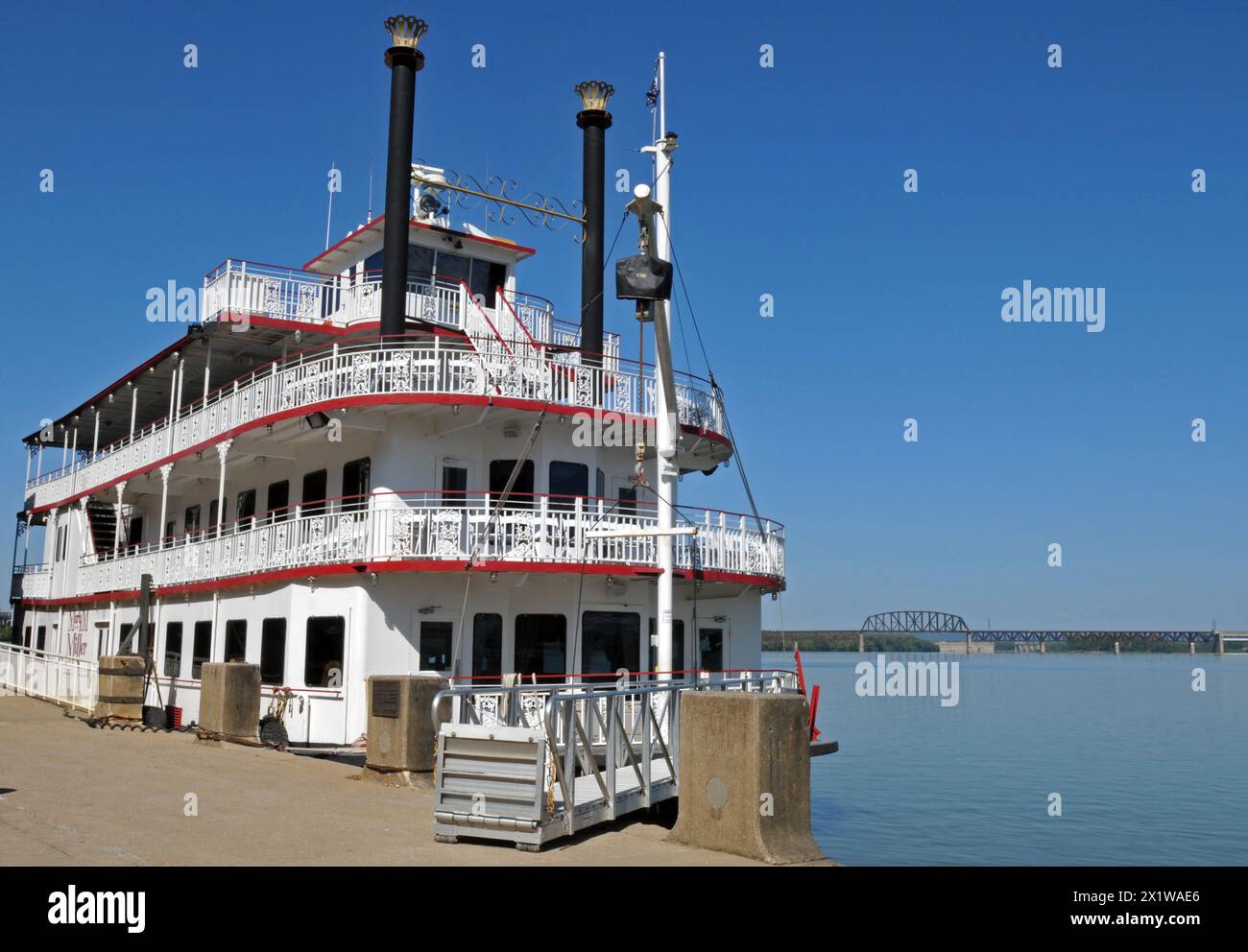 Das Flussschiff Mary M. Miller, ein Schwesterschiff der Belle of Louisville, nimmt auch Passagiere für Kreuzfahrten auf dem Ohio River in Louisville mit. Stockfoto