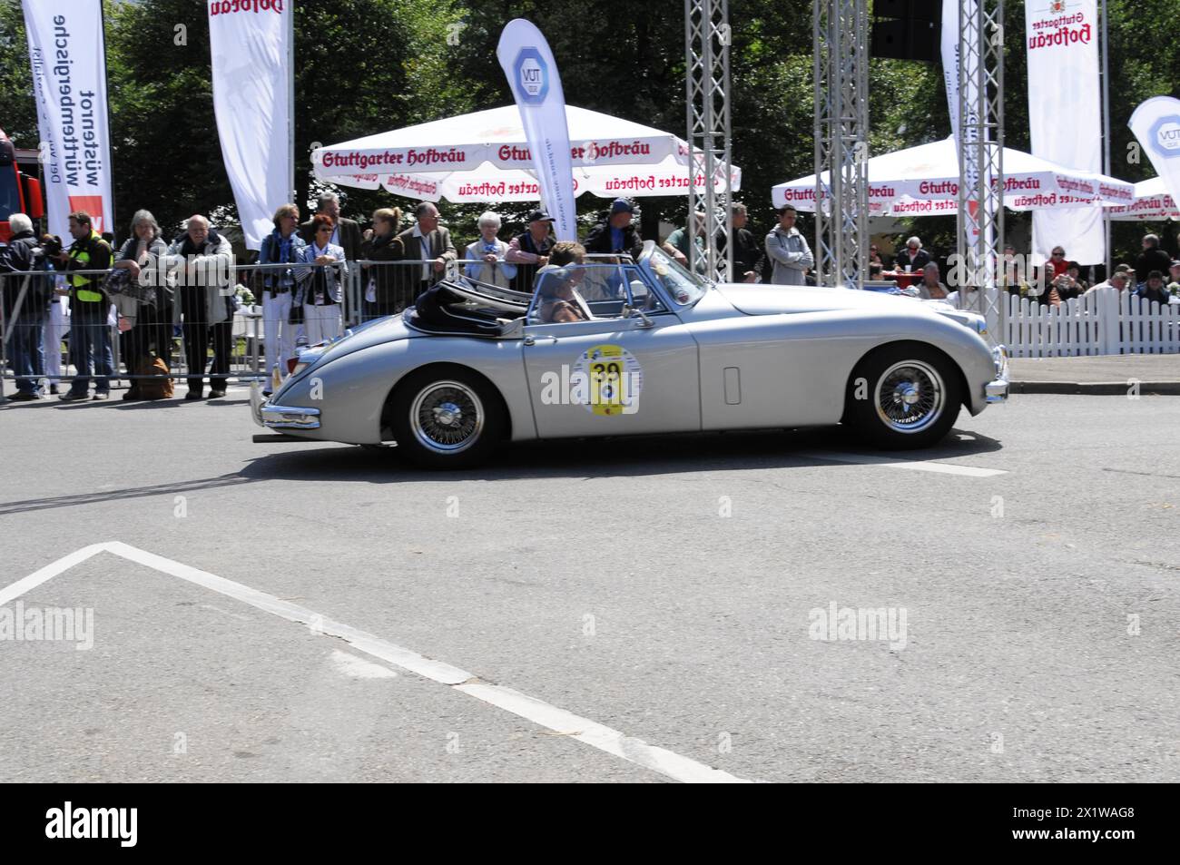 Ein klassisches Cabriolet nimmt an einem Oldtimer-Rennen, SOLITUDE REVIVAL 2011, Stuttgart, Baden-Württemberg Teil Stockfoto