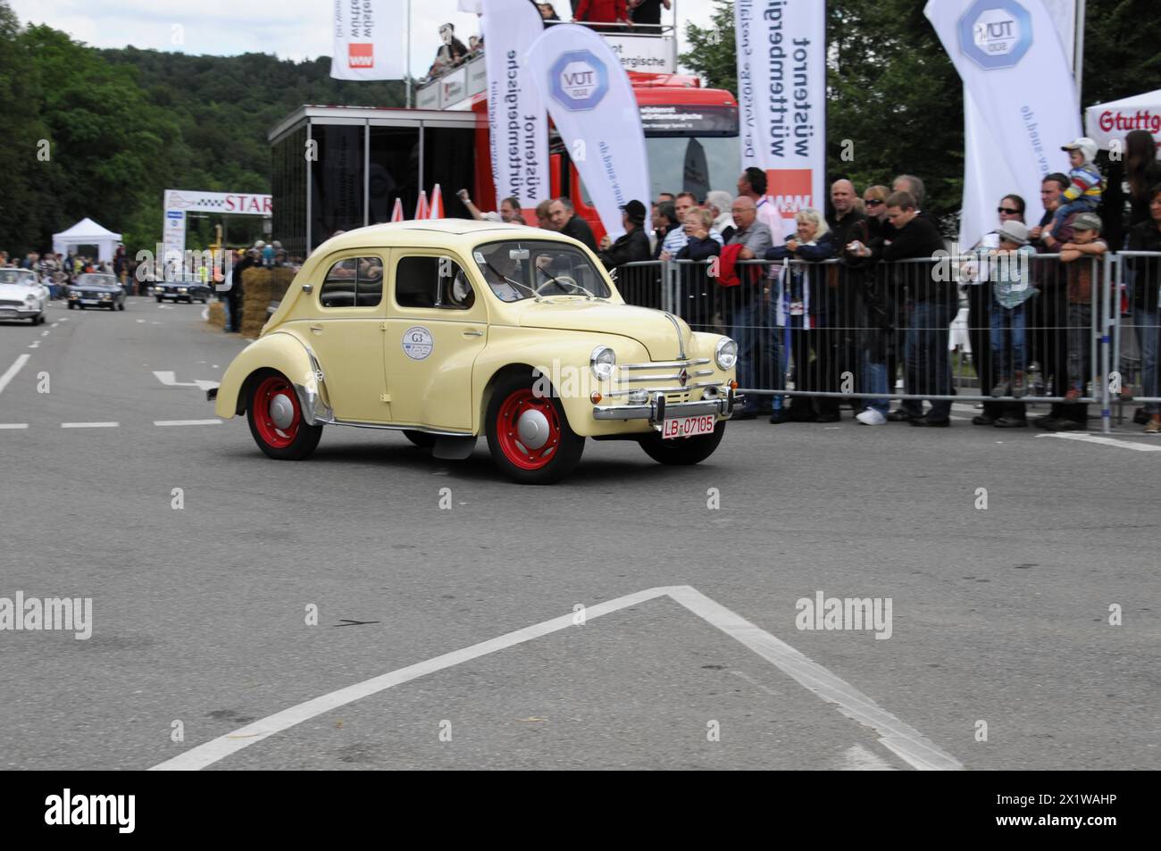 Ein kleiner gelb-roter Oldtimer nimmt an einem historischen Autorennen, SOLITUDE REVIVAL 2011 in Stuttgart, Baden-Württemberg Teil Stockfoto