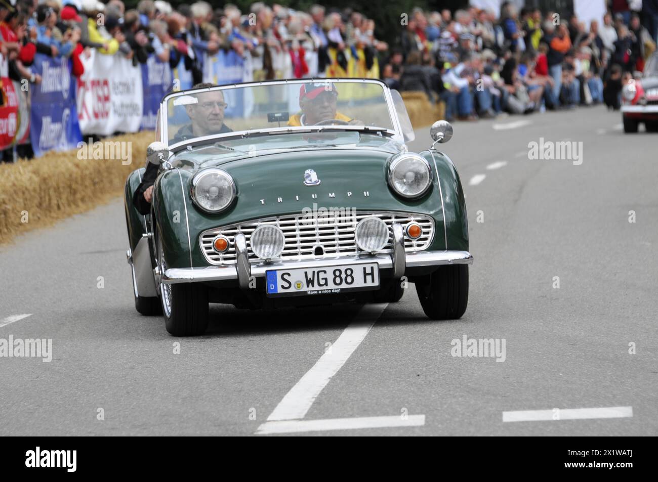 Bei einem Oldtimer-Rennen, SOLITUDE REVIVAL 2011, Stuttgart, Baden-Württemberg, Deutschland, fährt ein grüner Roadster auf einer Straße Stockfoto