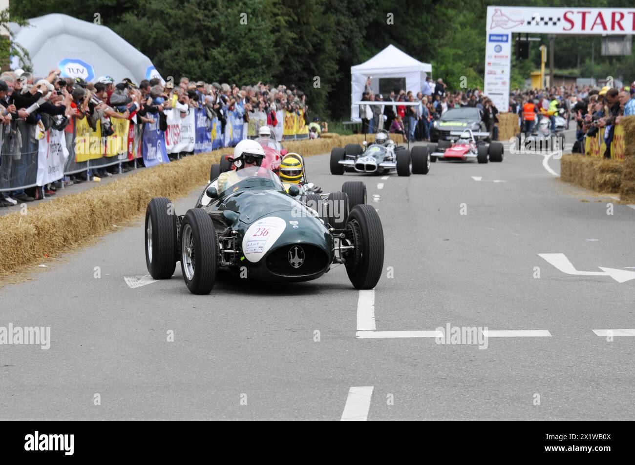 Ein historischer Rennwagen kommt bei einem Motorsport-Event, SOLITUDE REVIVAL 2011, Stuttgart, Baden-Württemberg, Deutschland vorbei Stockfoto