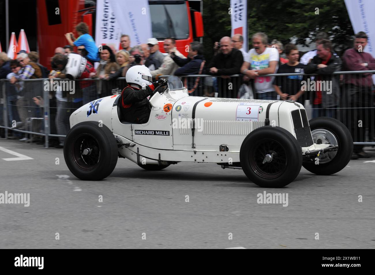 Weißer antiker Rennwagen mit der Nummer 3 auf einer befahrenen Rennstrecke, SOLITUDE REVIVAL 2011, Stuttgart, Baden-Württemberg, Deutschland Stockfoto