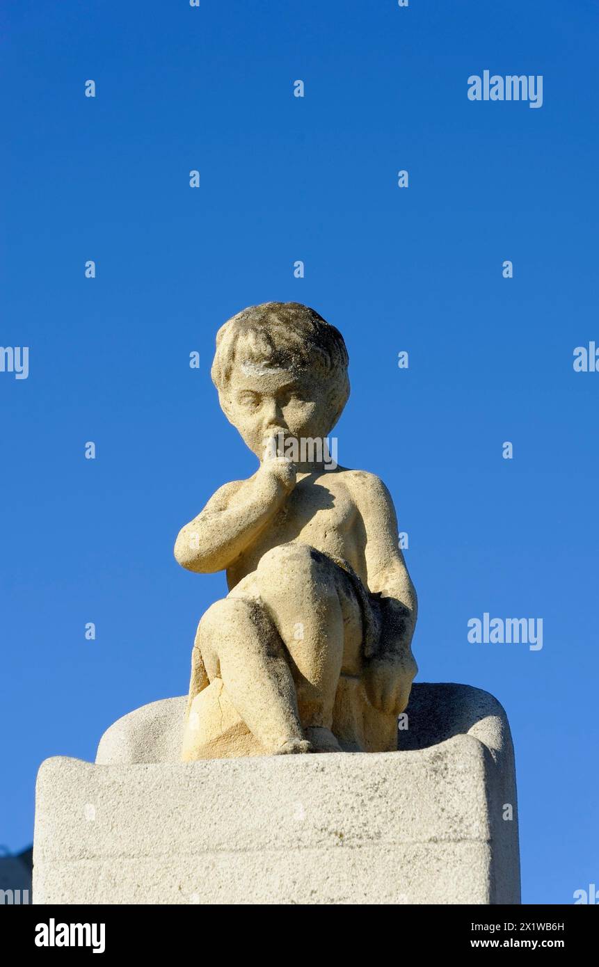 Kirche Notre-Dame de la Garde, Marseille, Statue eines nachdenklichen Kindes vor einem klaren blauen Himmel, Marseille, Departement Bouches-du-Rhone Stockfoto