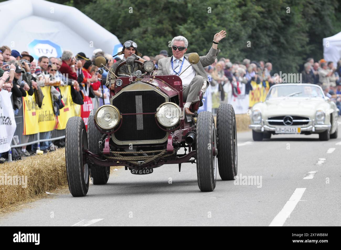 Fahrer in einem viktorianischen Auto nimmt an einem Oldtimer-Rennen, SOLITUDE REVIVAL 2011 in Stuttgart, Baden-Württemberg, Deutschland Teil Stockfoto