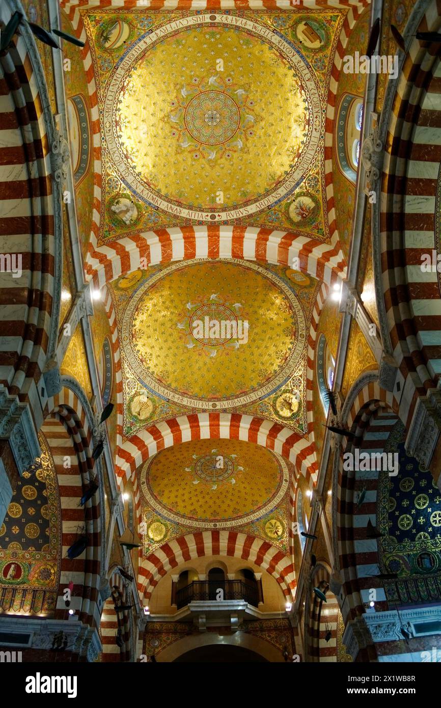 Kirche Notre-Dame de la Garde, Marseille, Innenansicht einer Kirche mit goldener Kuppel und verzierten Säulen, Marseille, Departement Bouches du Stockfoto