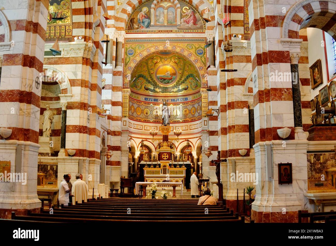 Kirche Notre-Dame de la Garde, Marseille, Innenraum einer Kirche mit Blick auf den Altar und die verzierte Decke, Marseille, Departement Bouches Stockfoto
