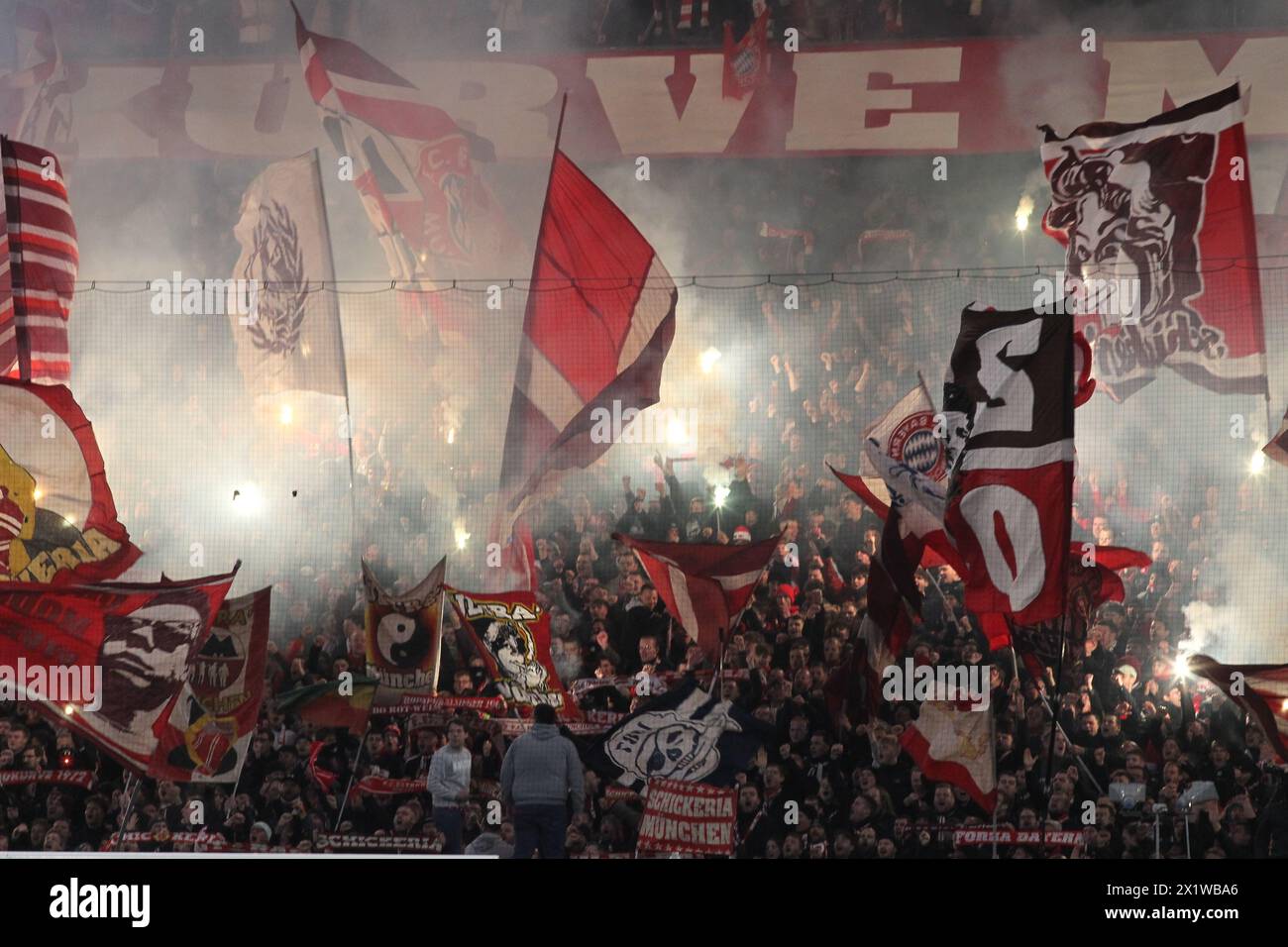 München, Deutschland . April 2023. MÜNCHEN, Deutschland, 17. APRIL 2024; ULTRA-FANS von Bayern München beim UEFA Champions League-Viertelfinale (2. Leg) Fußballspiel zwischen Bayern München und Arsenal FC im Allianz Arena Stadion in München (Arthur THILL/ATP Bilder) (THILL Arthur/ATP/SPP) Credit: SPP Sport Press Photo. /Alamy Live News Stockfoto