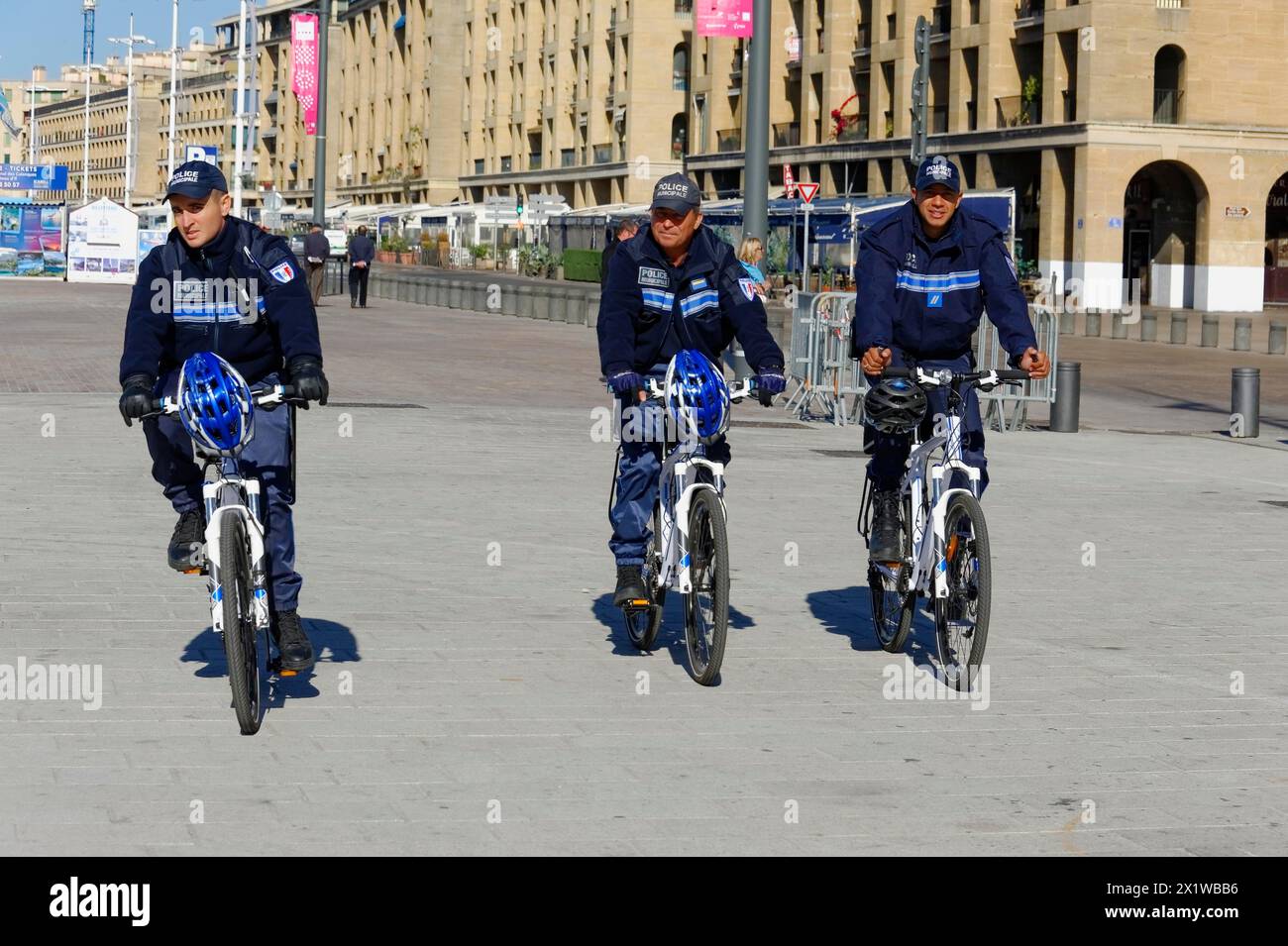 Drei Polizeibeamte auf Fahrrädern patrouillieren eine Stadtstraße, Marseille, Bouches-du-Rhone-Departement, Provence-Alpes-Cote d'Azur-Region, Frankreich Stockfoto