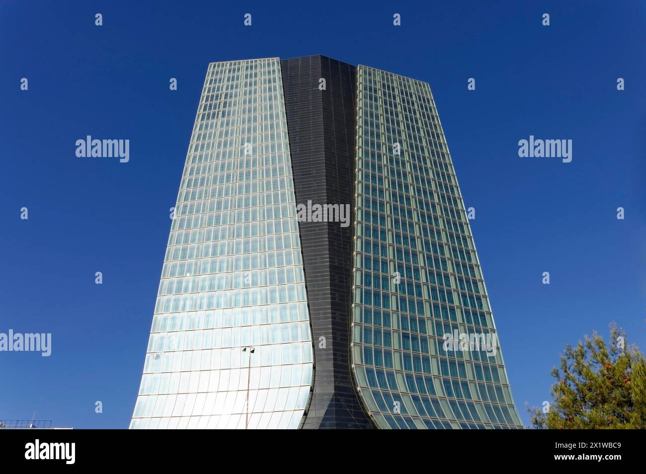 Marseille, CGA Wolkenkratzer, Blick auf einen Wolkenkratzer mit Glasfront und hellblauem Himmel, Marseille, Departement Bouches-du-Rhone, Provence-Alpes-Cote Stockfoto