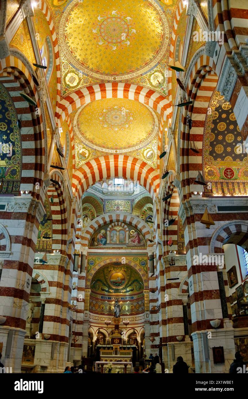 Kirche Notre-Dame de la Garde, Marseille, prächtiges Kircheninnere mit reich verzierten Säulen und goldenen Mosaiken, Marseille, Departement Stockfoto