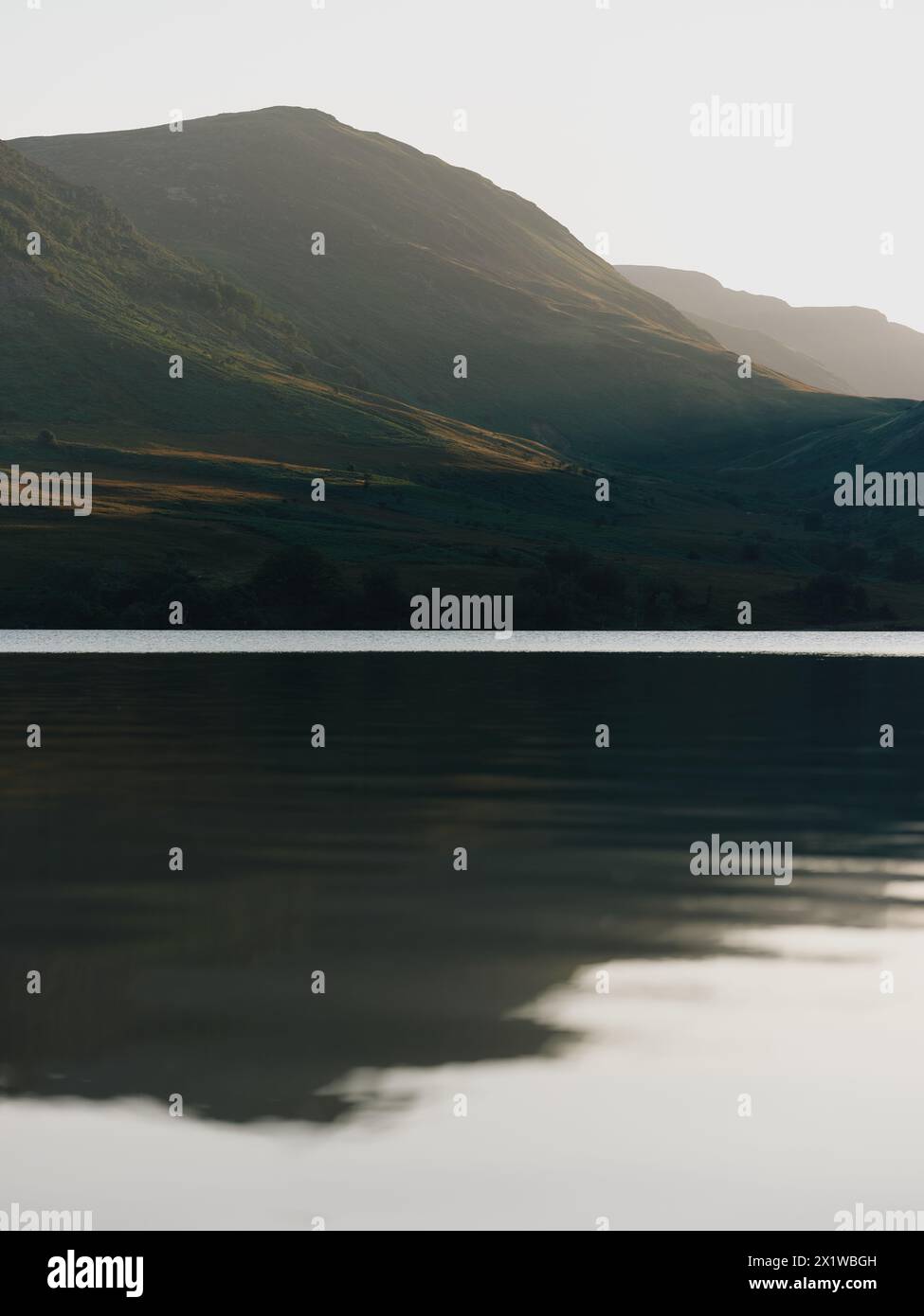 Eine ruhige Seenlandschaft in der Dämmerung des Crummock Water Lake im Lake District in Cumbria England Großbritannien - Stimmung Gefühl ruhige ruhige Hintergrund Hintergrund Hintergrund Stockfoto