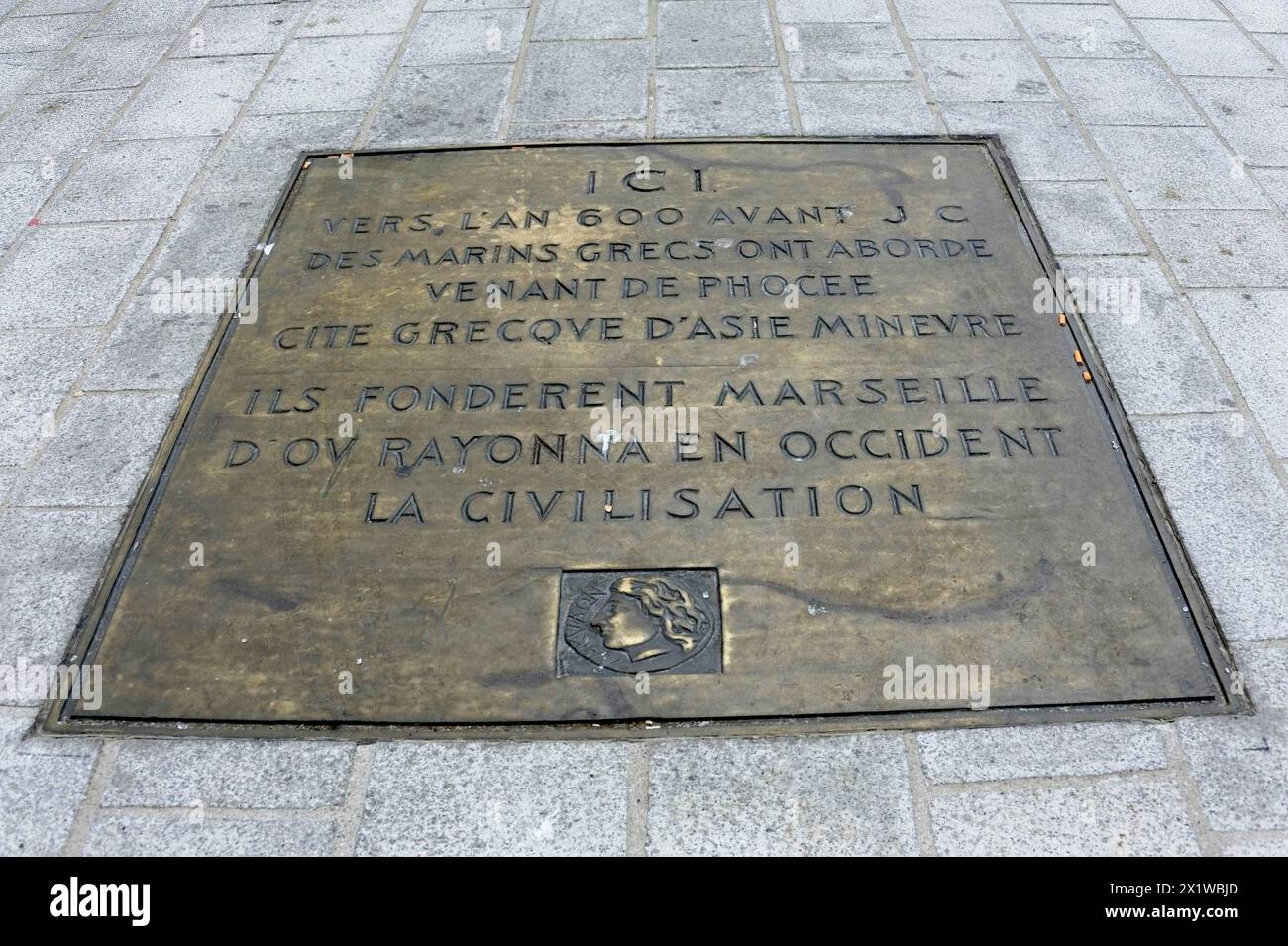 Marseille, in den Bürgersteig eingebettete Gedenktafel, die die Gründung von Marseille markiert, Marseille, Departement Bouches-du-Rhone, Provence-Alpes-Cote Stockfoto