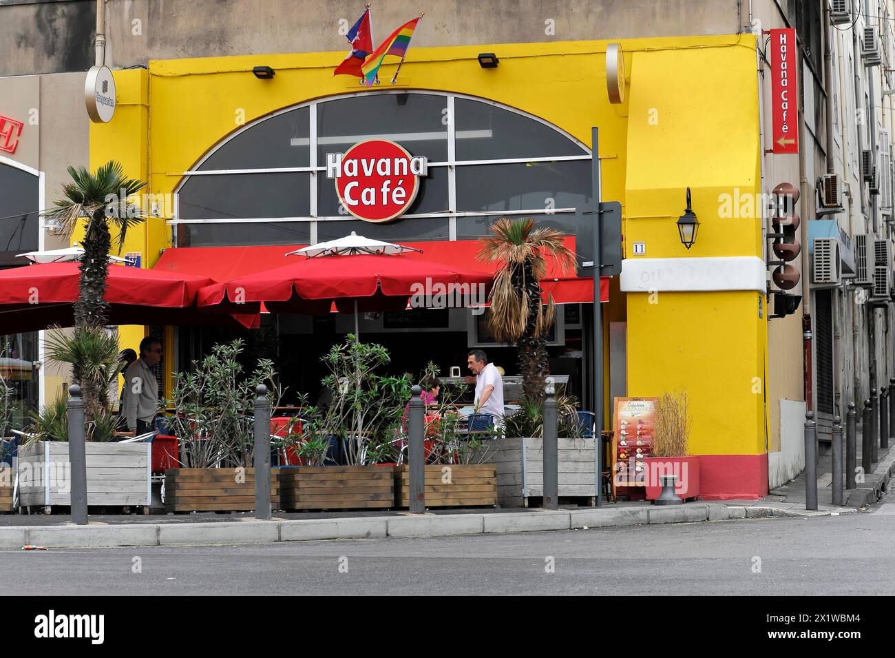 Marseille, Eine Café-Fassade mit roten Markisen und dem Namen Havana Cafe, Marseille, Departement Bouches-du-Rhone, Region Provence-Alpes-Cote d'Azur Stockfoto