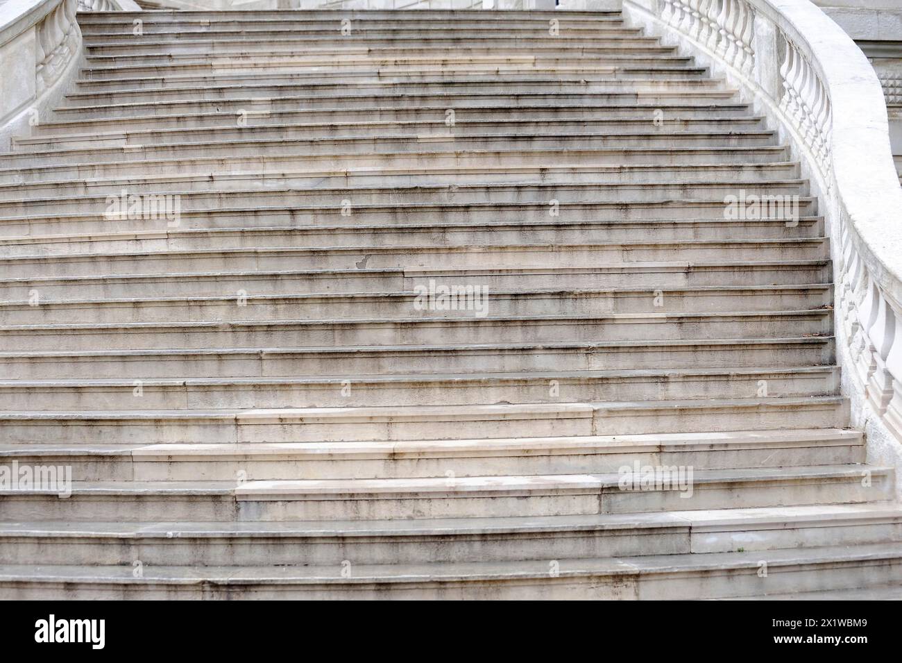 Palais Longchamp, Marseille, Eine breite Treppe mit weißen Marmorstufen, die eine starke geometrische Form bilden, Marseille, Departement Bouches-du-Rhone Stockfoto