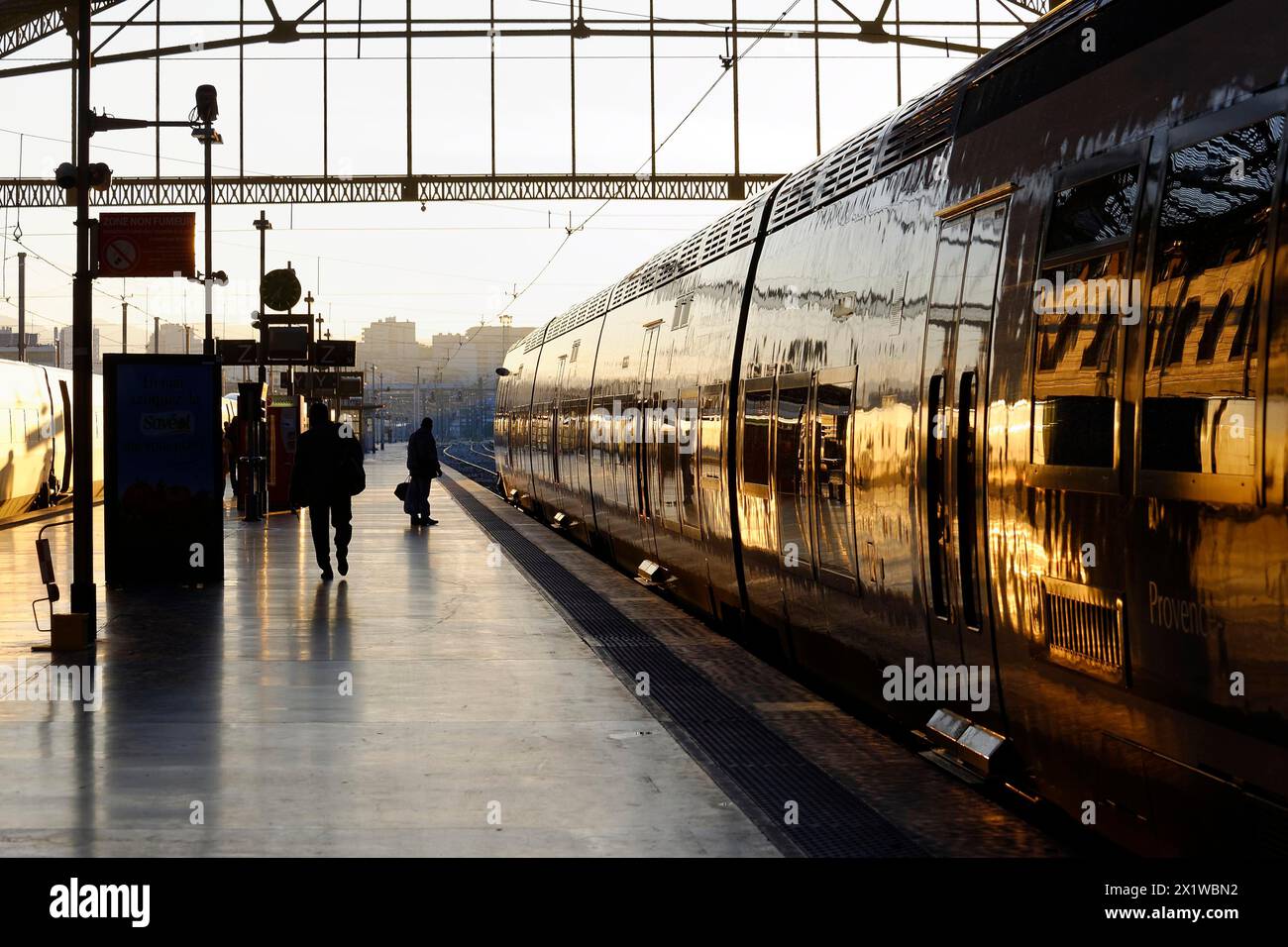 Bahnhof Marseille-Saint-Charles, Marseille, Leute, die in einem modernen Bahnhofsviertel in der Abenddämmerung laufen, Marseille, Bouches-du-Rhone Département Stockfoto