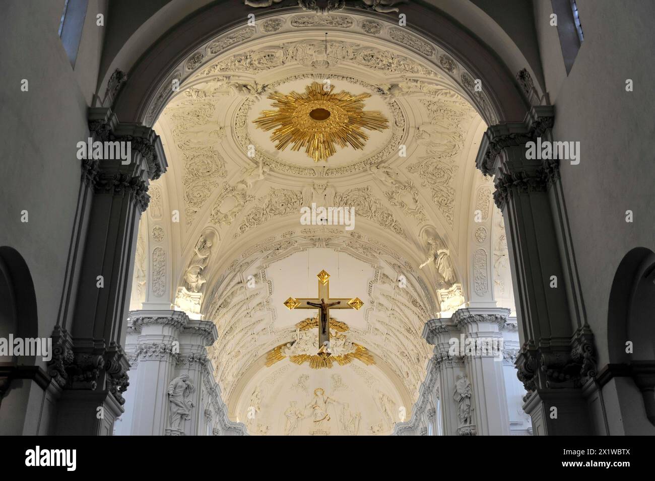 St. Kilianskathedrale in Würzburg, Würzburger Dom, glänzender Goldaltar im barocken Kircheninnenraum mit Kruzifix und verzierter Decke Stockfoto