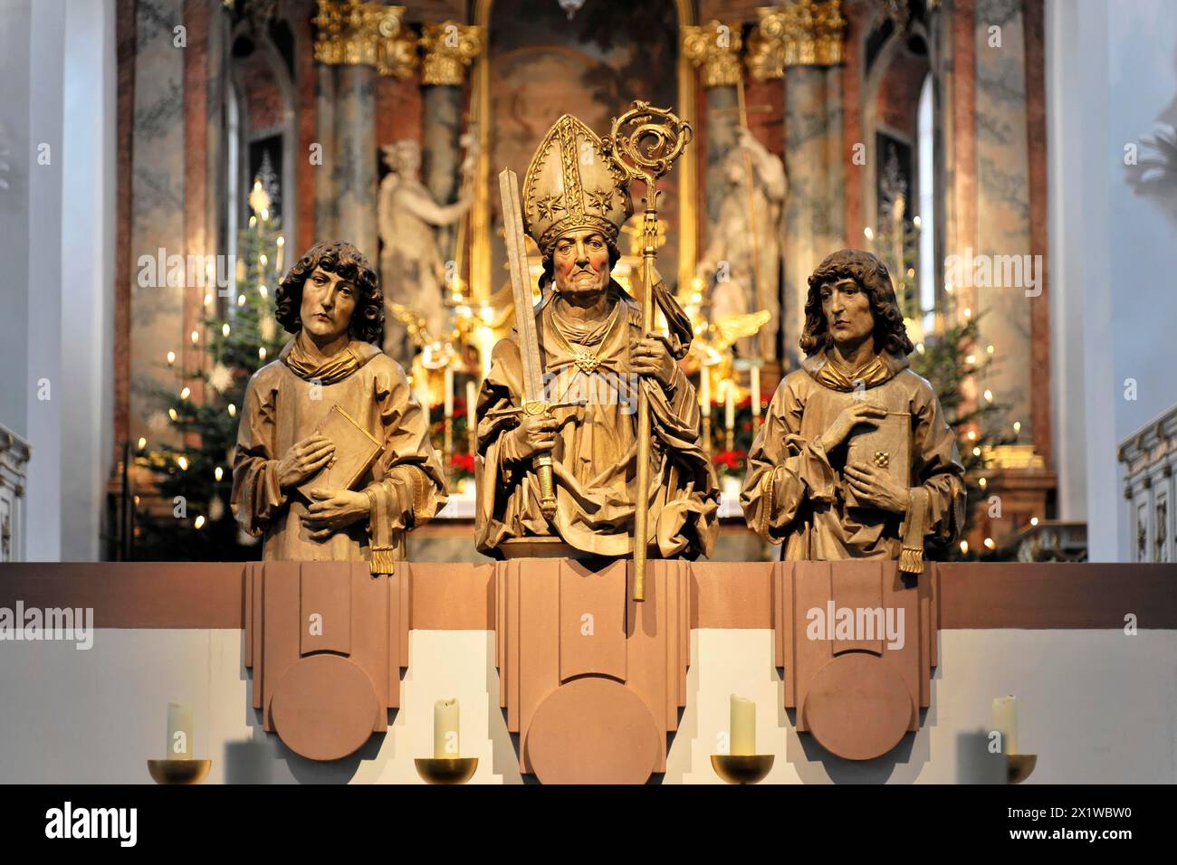 Würzburg, drei Skulpturen von Heiligen auf einem Altar mit Kerzen und einem Tannenbaum im Hintergrund, Würzburg, Unterfranken, Bayern Stockfoto