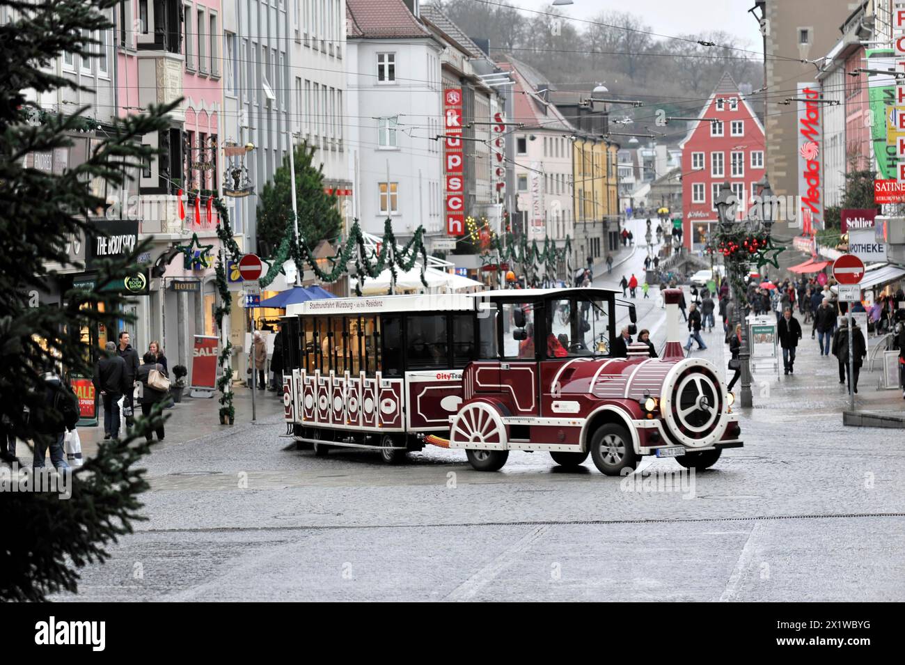 Würzburg, Touristenzug durch die Fußgängerzone einer europäischen Stadt mit Weihnachtsschmuck, Würzburg, Niederfranken, Bayern Stockfoto