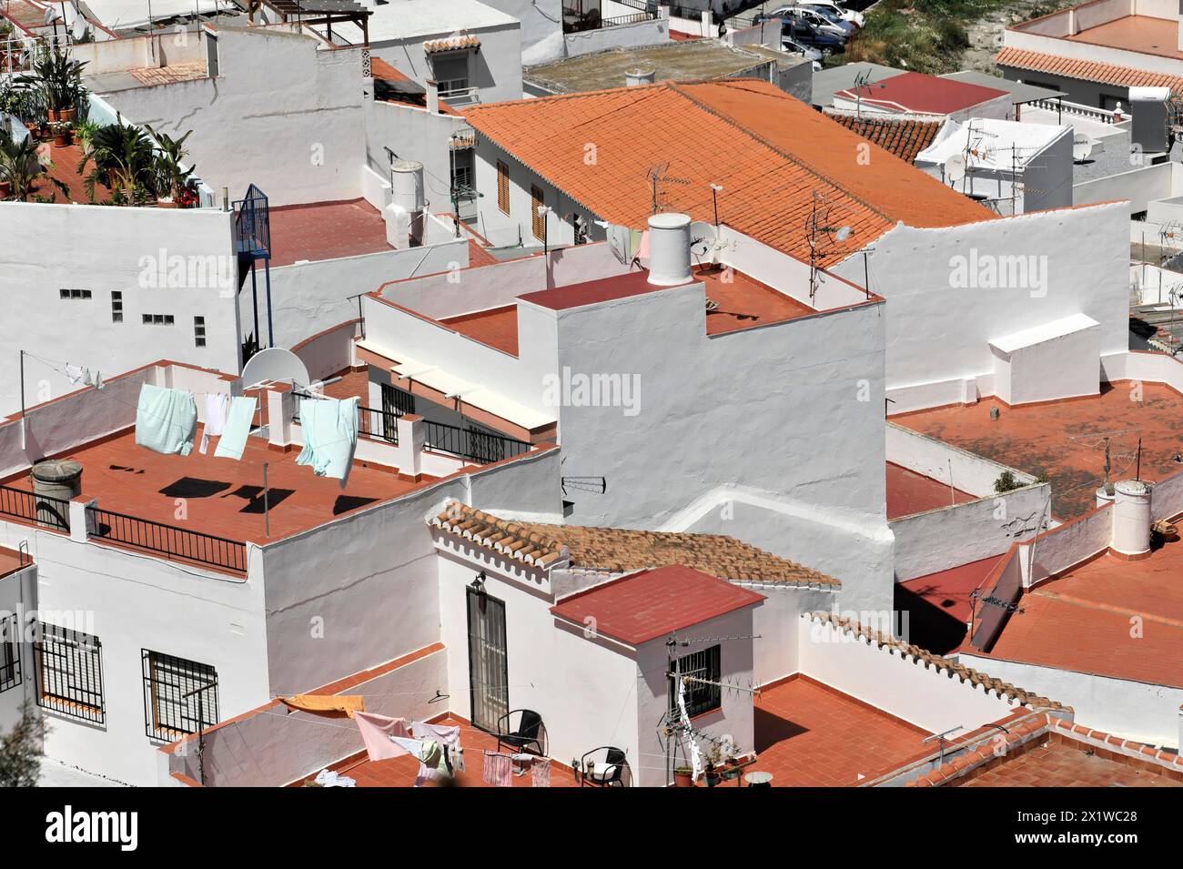 Solabrena, aus der Vogelperspektive auf eine Stadt mit weißen Gebäuden und Terrakotta-Dächern, Wäsche hängt draußen, Costa del Sol, Andalusien, Spanien Stockfoto