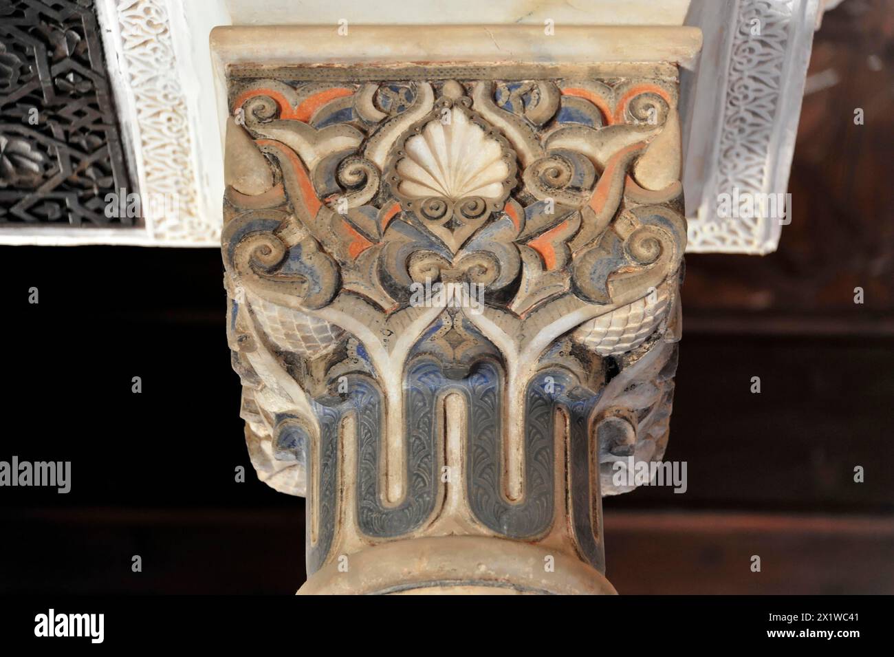 Künstlerische Steinschnitzereien, Alhambra, Granada, Detail einer dekorierten antiken Säule mit blauen und orangen Ornamenten, Granada, Andalusien, Spanien Stockfoto