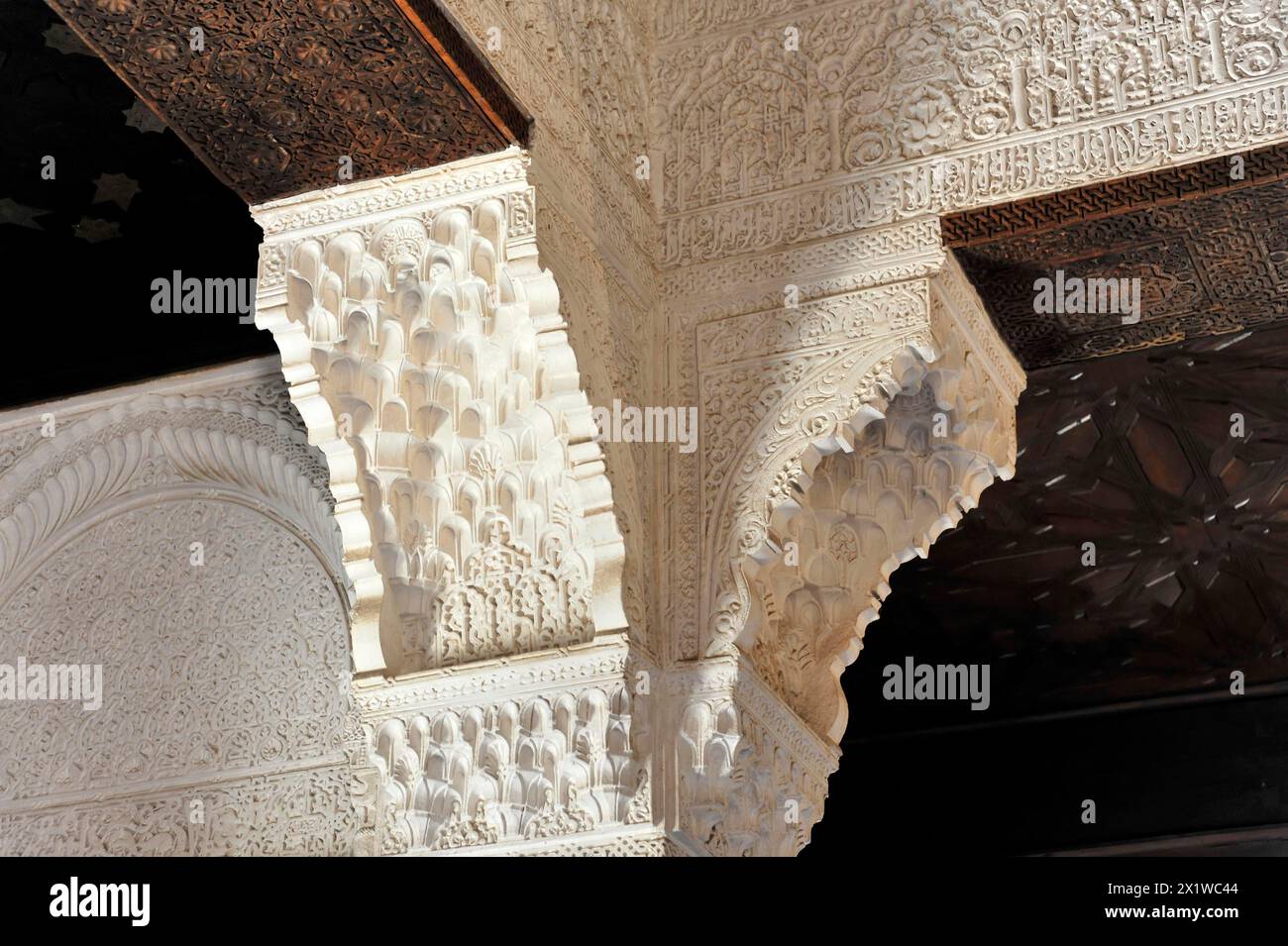 Künstlerische Steinschnitzereien, Alhambra, Granada, Detail einer reich verzierten Decke und Säulen mit Stuck im maurischen Stil, Granada, Andalusien, Spanien Stockfoto