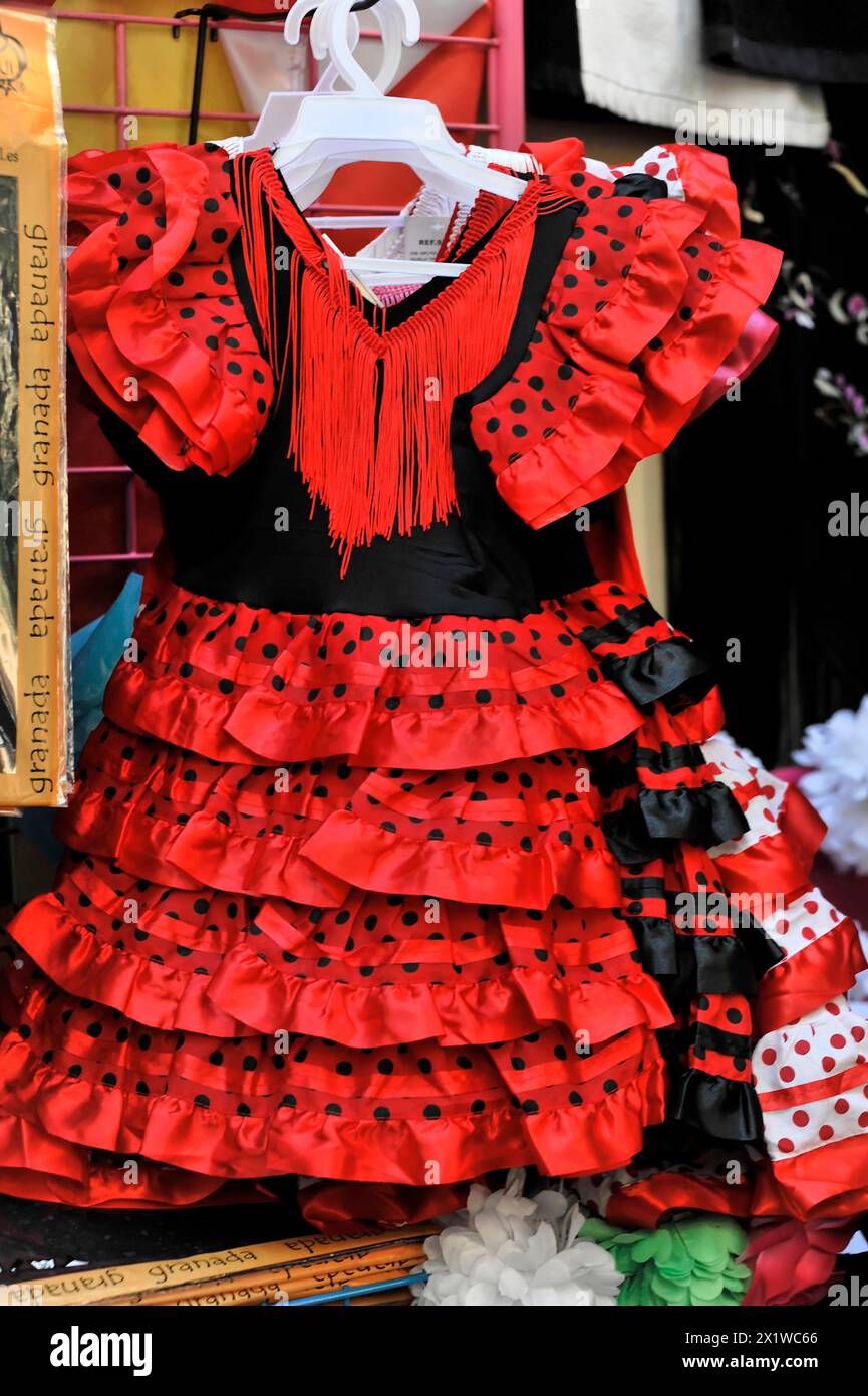 Granada, buntes rotes Flamenco-Kleid mit schwarzen Punkten und Fransen, Granada, Andalusien, Spanien Stockfoto