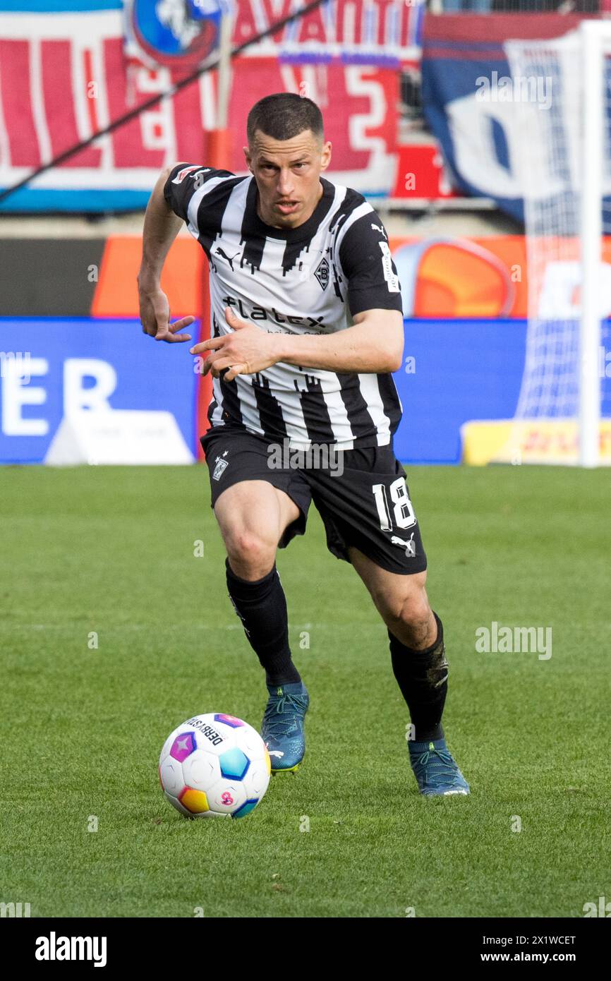 Fußballspiel Stefan LAINER Borussia Mönchengladbach am Ball, Voith-Arena Fußballstadion Heidenheim Stockfoto