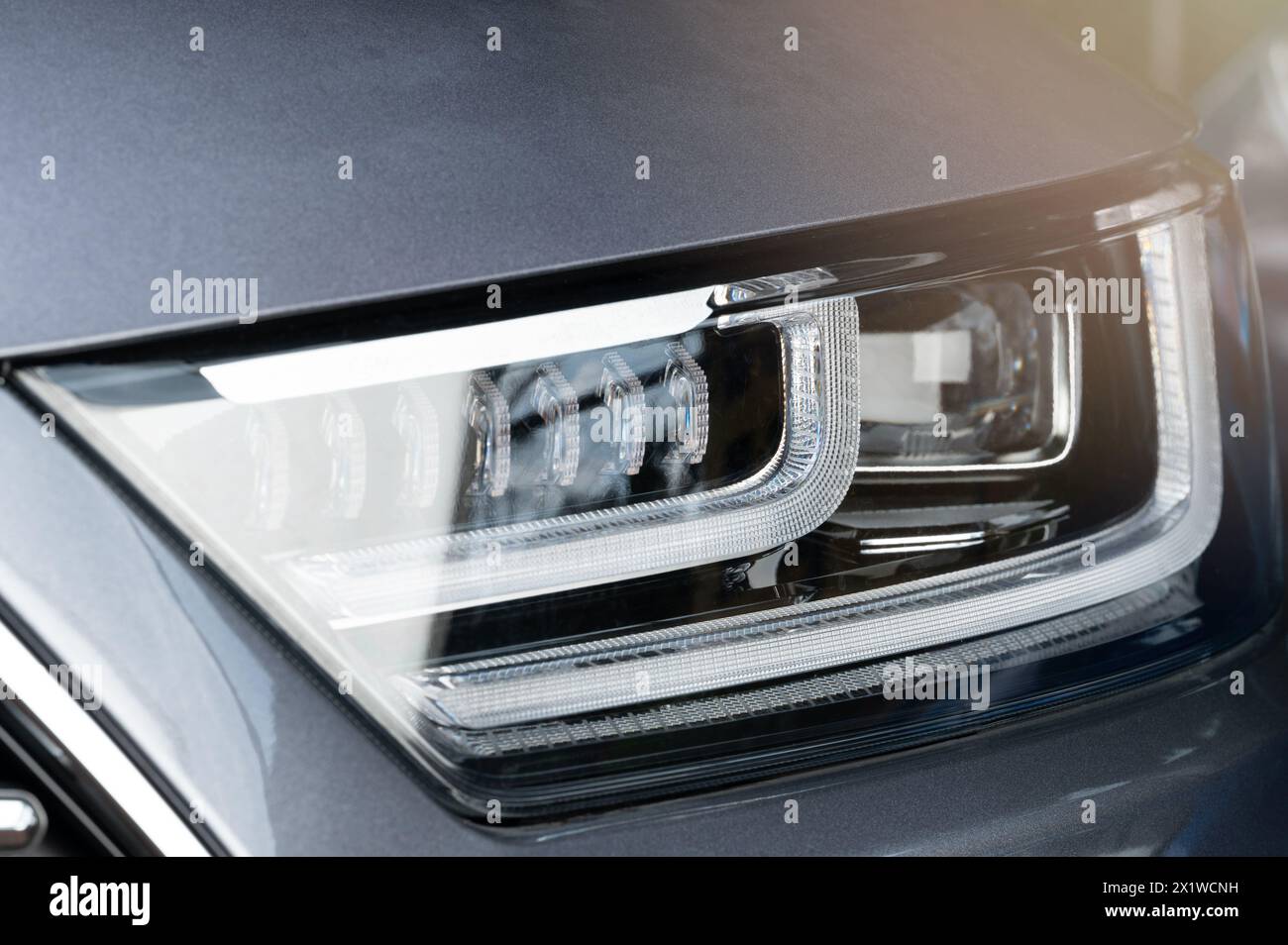 Glänzende LED-Scheinwerfer-Makroansicht für Autos. Elegante neue Lampen Stockfoto