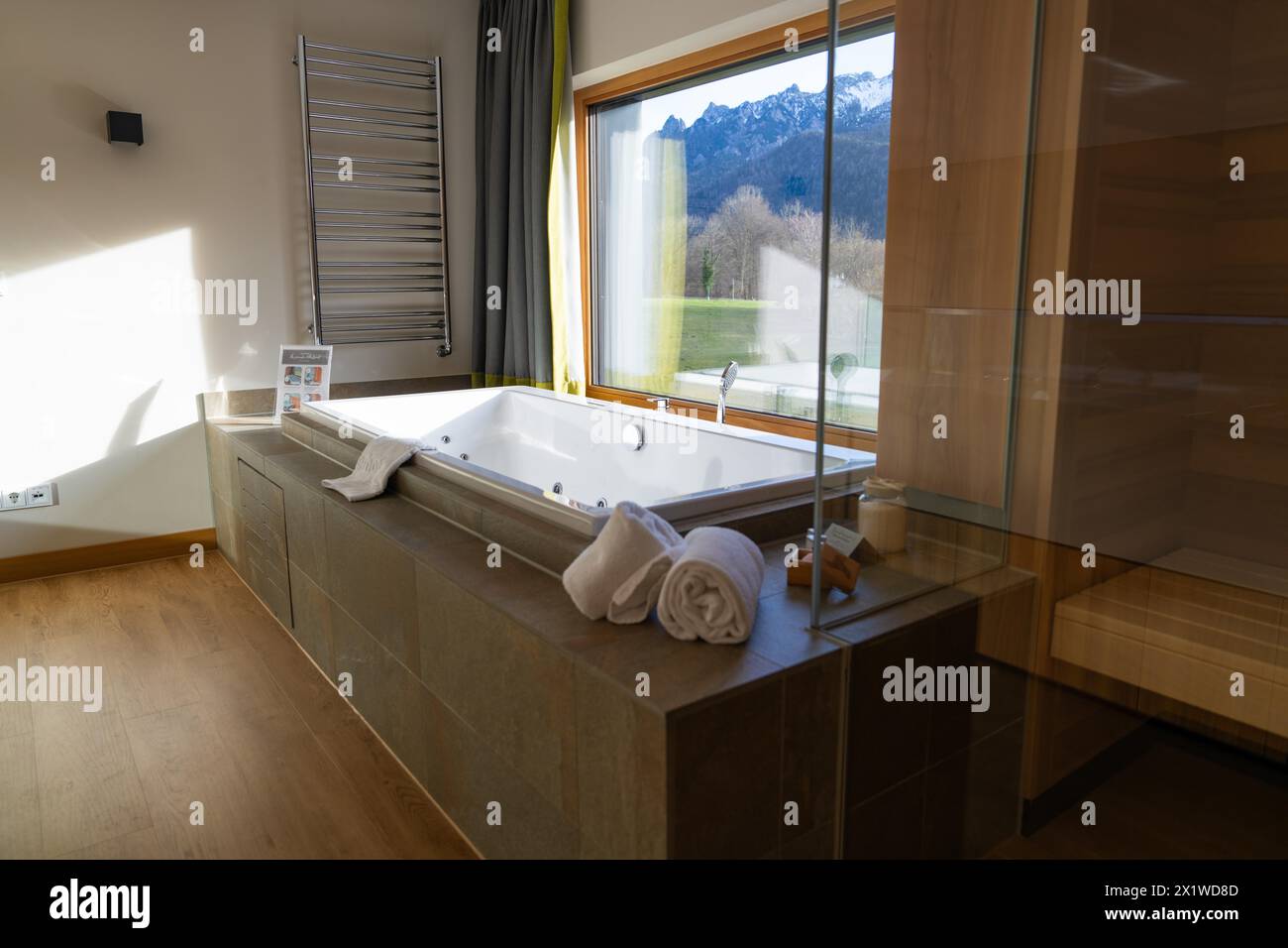 Luxuriöses Bad mit freistehender Badewanne und Blick nach außen, Bad Reichenhall, Bayern, Deutschland Stockfoto