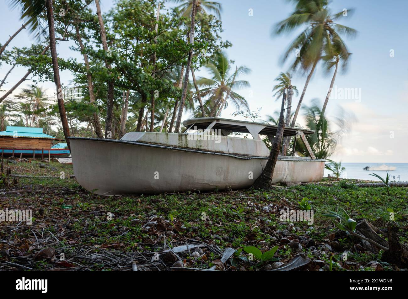 Wrackschiff auf tropischer Insel Hintergrund. Verlassenes Luxusboot Stockfoto