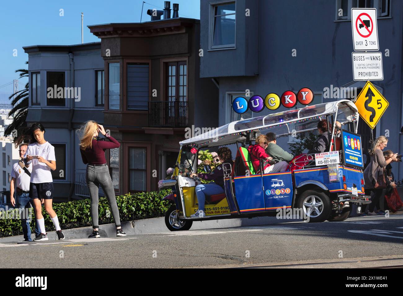 Tuk Tuk auf der Lombard Street, Russian Hill, San Francisco, Kalifornien, USA, San Francisco, Kalifornien, USA Stockfoto